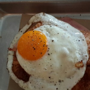 croissant con jamon quesos y huevos