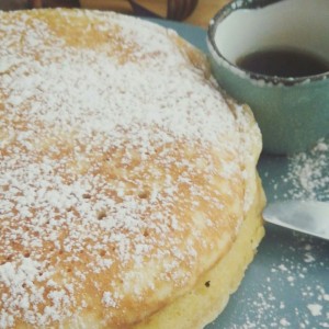 Pancake con sirope y mantequilla