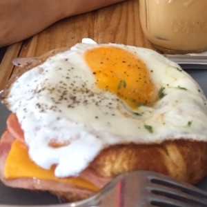 croissant con jamon, queso y huevo.