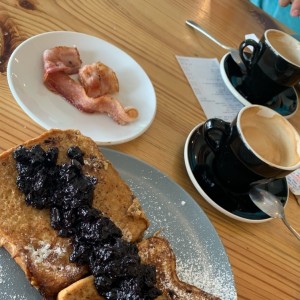 bakon, tostada francesa y capucchino