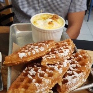 waffles con huevos cocote