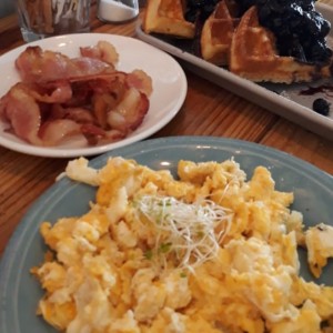 huevos revueltos, bacon y waffles de blueberry