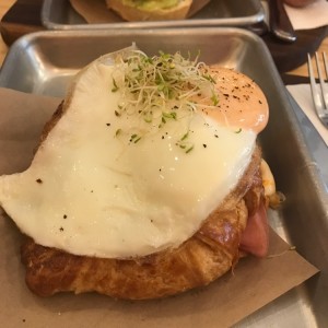 Croissant con jamon y queso 