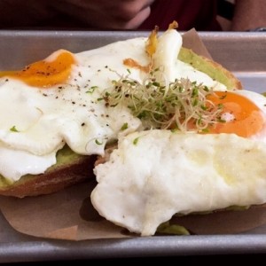 tostadas con guacamole y huevos fritos