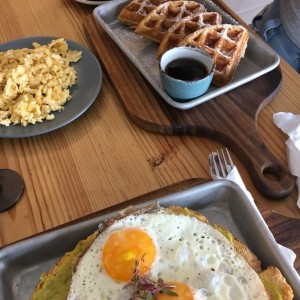 aguacatada, waffles con sirope y huevos revueltos 