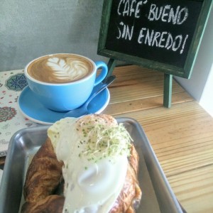 croissant de jamon queso y huevo con capuchino grande