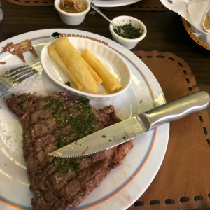 Rib eye con yuca frita