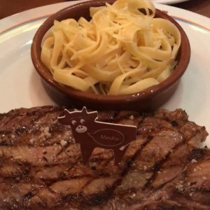 rib eye steak termino medio con pasta al oleo