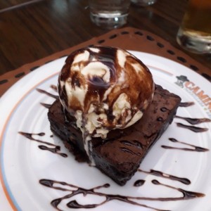 Brownie con helado de vainilla.  Deli