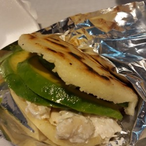 arepa con pollo y aguacate