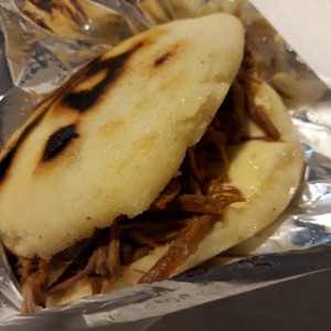 arepa con ropa vieja y queso blanco