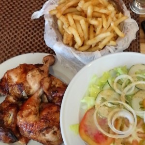 Pollo entero con papas y ensalada