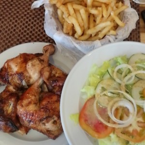 Pollo entero con papas y ensalada