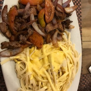 Lomo saltado y pasta a la huancaina