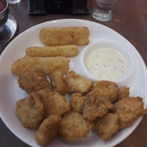 Chicharron de pescado con yuka frita y salsa tartara 