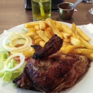 Pollo a la brasa con papas fritas y ensalada