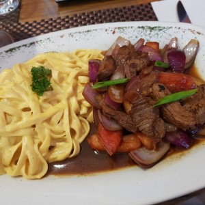 lomo con spaguetti en salsa guaicaina