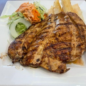 Pechuga a la Plancha con Yuca Frita y Ensalada