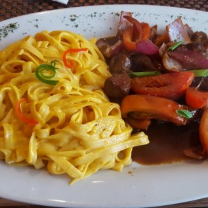 Fetuccini con Lomito Saltado 