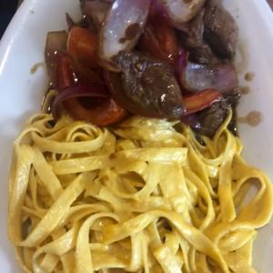 spaguetti a la huaicaina y lomo salteado