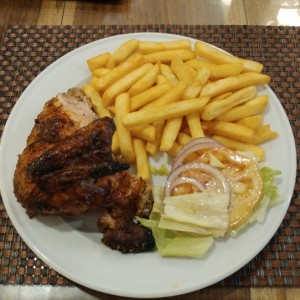 pollo asado con papas y ensalada