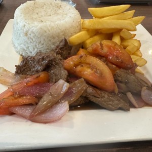 Carnes & Pollos - Lomo Saltado arroz y papas fritas 