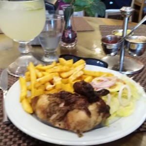 cuarto de pollo, papas y ensalada al estilo peruano