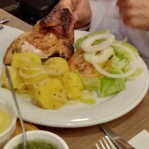 Pollo a la brasa con papas salteadas y ensalada ?