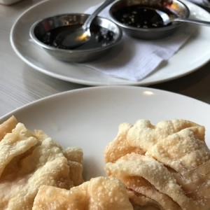 Wanton frito relleno de camaron