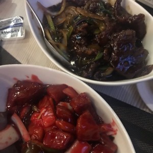 dados de puerco y mongolian beef