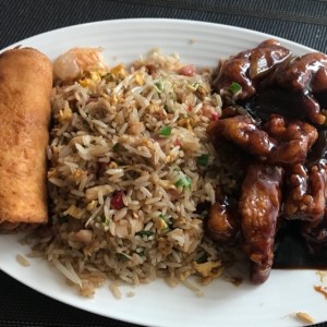 Menu Lunch - Lumpia, Arroz Frito combinacion y Pollo Agridulce.