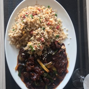 Arroz con vegetales y mongolian beef