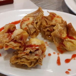 Entrada de Wanton relleno de camarones y puerco