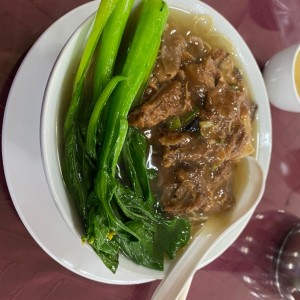 Sopa de Falda con Fideos