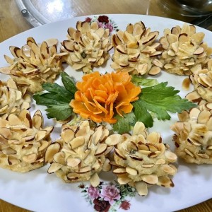 Pescado en forma de flor con almendras tostadas