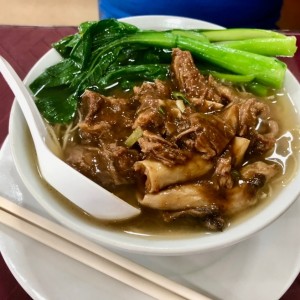 Sopa de falda con fideos