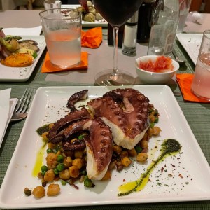 Pulpo Grillado sobre Lecho de Garbanzos