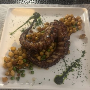 Pulpo Grillado sobre Lecho de Garbanzos