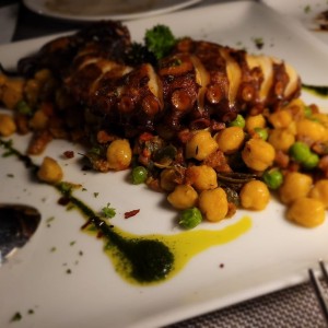 Pulpo Grillado sobre Lecho de Garbanzos