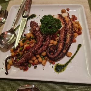 Pulpo Grillado sobre Lecho de Garbanzos