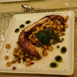 Pulpo Grillado sobre Lecho de Garbanzos