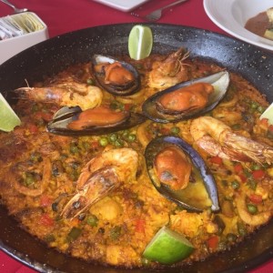 paella de pollo con mariscos