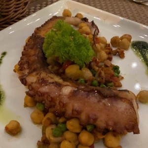 Pulpo Grillado sobre Lecho de Garbanzos