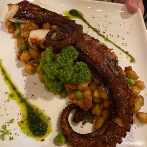 Pulpo Grillado sobre Lecho de Garbanzos