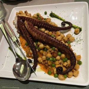 Pulpo Grillado sobre Lecho de Garbanzos