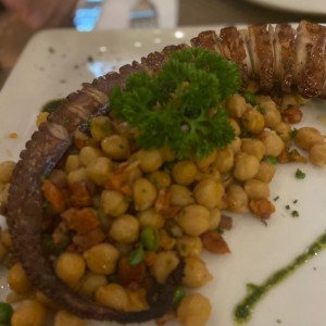 Pulpo Grillado sobre Lecho de Garbanzos