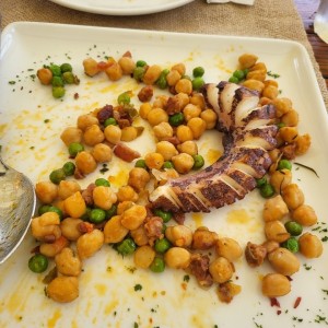 Pulpo Grillado sobre Lecho de Garbanzos