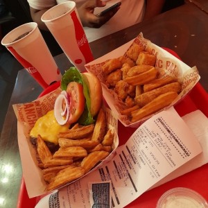 hamburguesa con papas y canasta de 10 boneless