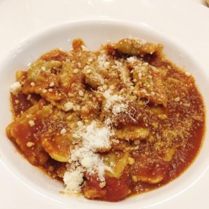 Raviolis de Carne en Salasa Roja