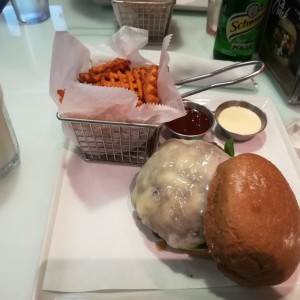 Hamburguesa en pan integral con papas de camote